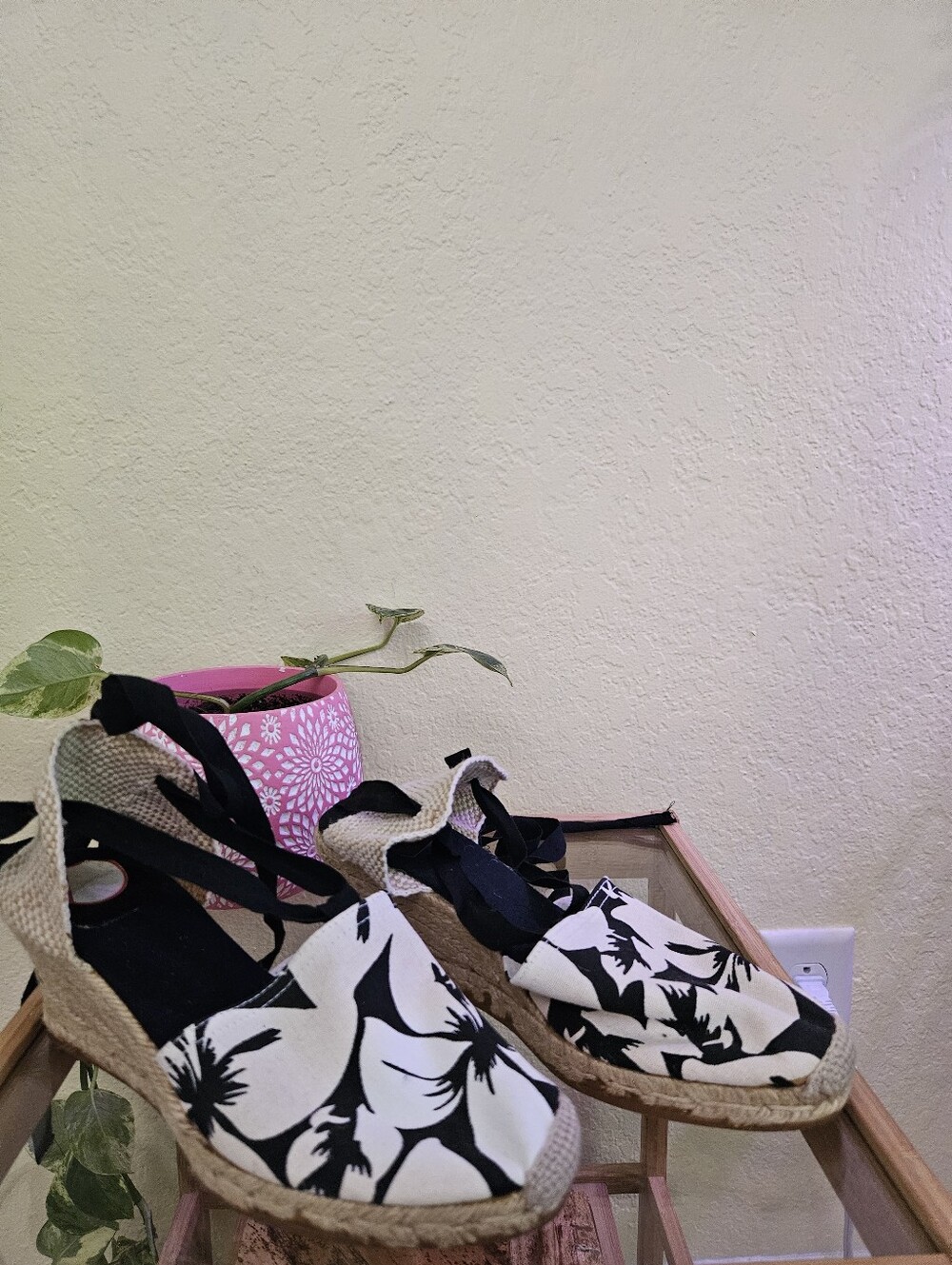 Anne Klein Black & White Floral Espadrille Wedge Sandals with Ankle Tie Sz 7.5